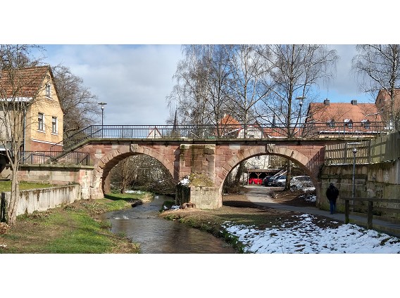 Ersatzneubau Fußgängerbrücke über historischen Sandsteinbögen